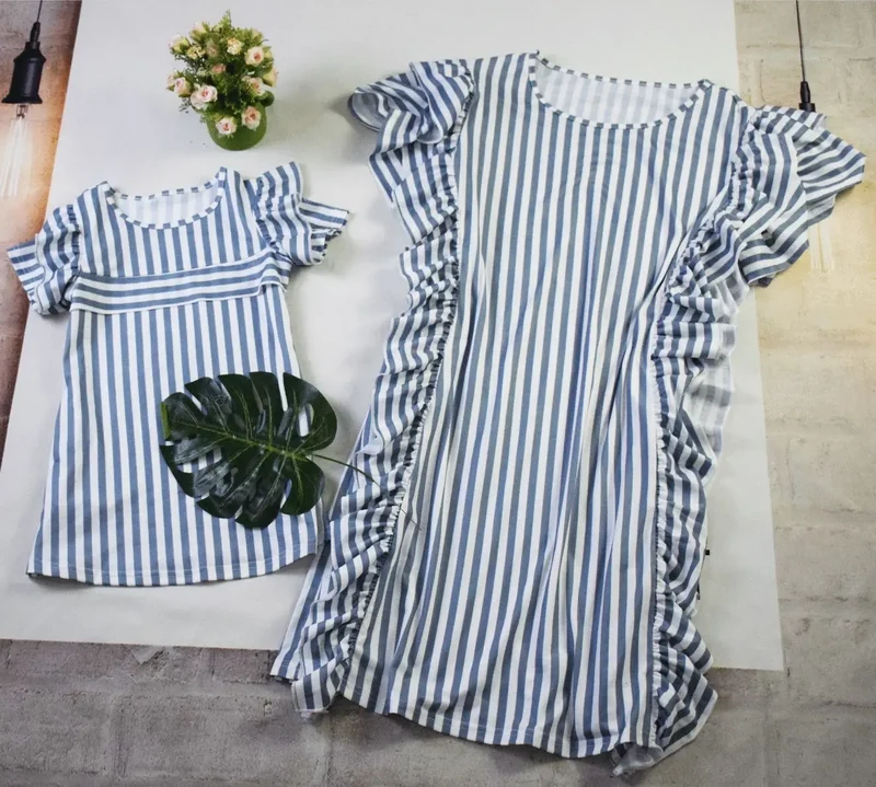 Gestreiftes Mutter-Tochter-Kleid