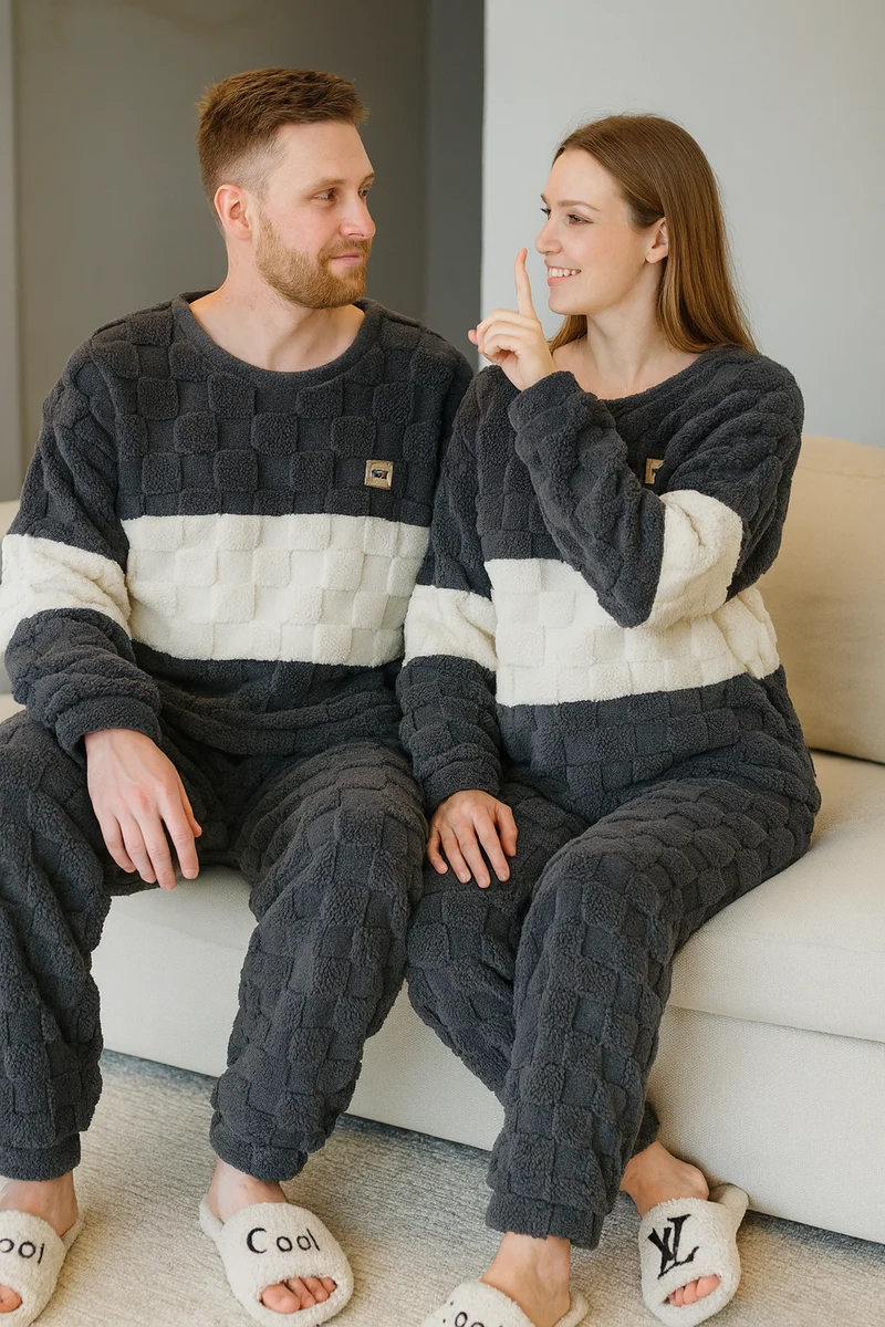 Grau-weißer Matching Pyjamas Couple