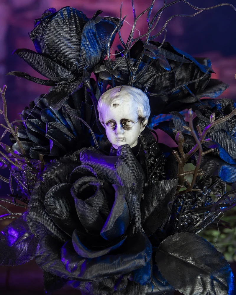 Gothic Vase mit schwarzen Rosen & Puttenkopf 31cm,