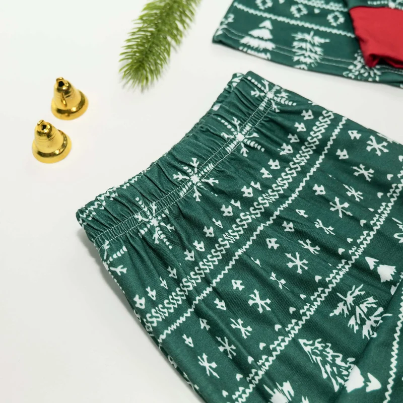 Grüner Weihnachtspyjama für Paare