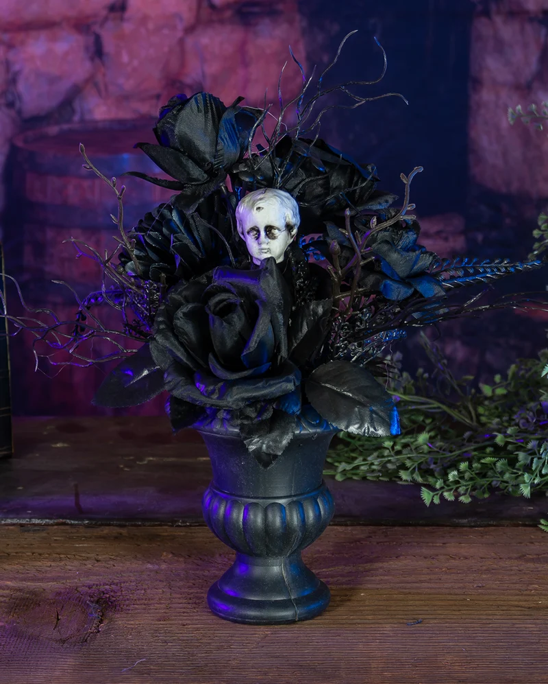 Gothic Vase mit Schwarzen Rosen & Antikem Puttenkopf 31cm