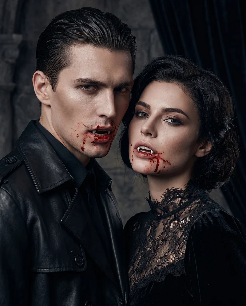 Vampir Eckzähne mit Filmblut