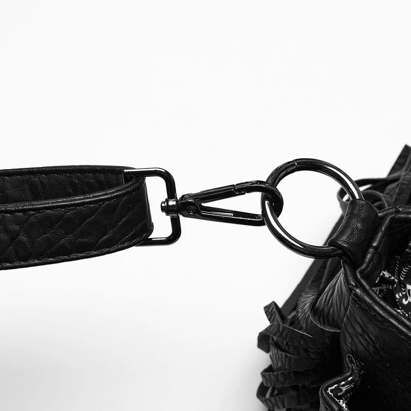 Gothic-Tasche aus Kunstleder mit Nieten und Quasten für Damen