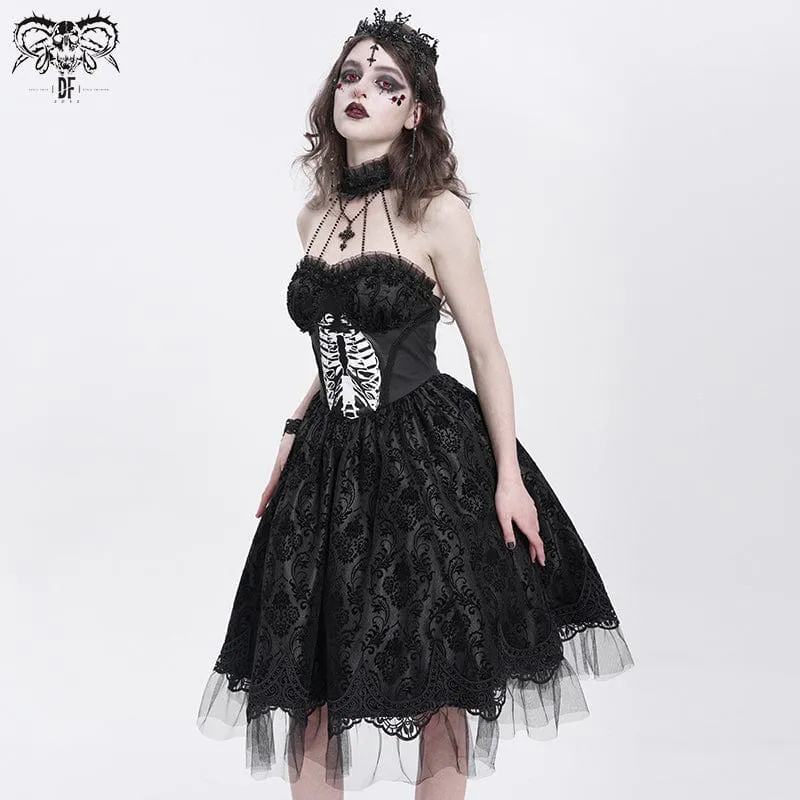 Schwarzes Gothic-Kleid für Damen mit Skelett-Print, Spitzeneinsatz, Neckholder und Hexenmotiv – perfekt für Abschlussfeiern.