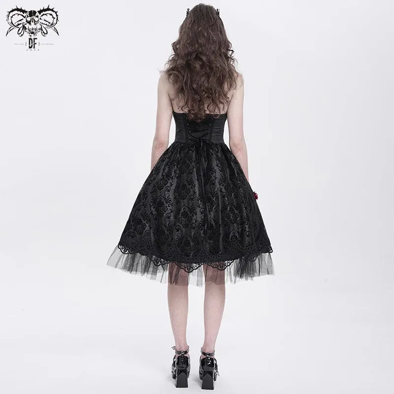 Schwarzes Gothic-Kleid für Damen mit Skelett-Print, Spitzeneinsatz, Neckholder und Hexenmotiv – perfekt für Abschlussfeiern.