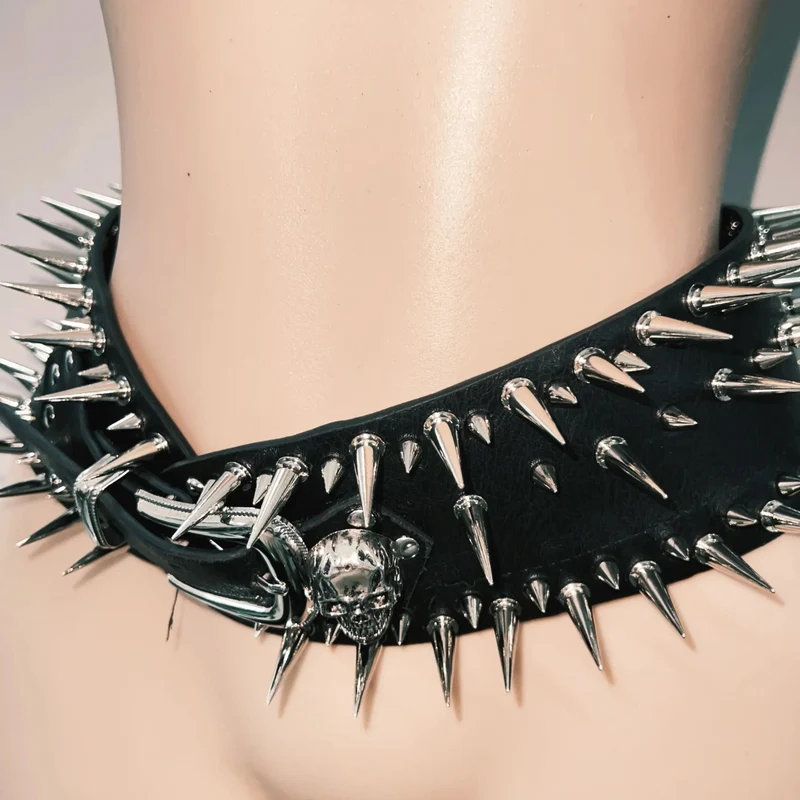 Rivet skull applique buckle belt