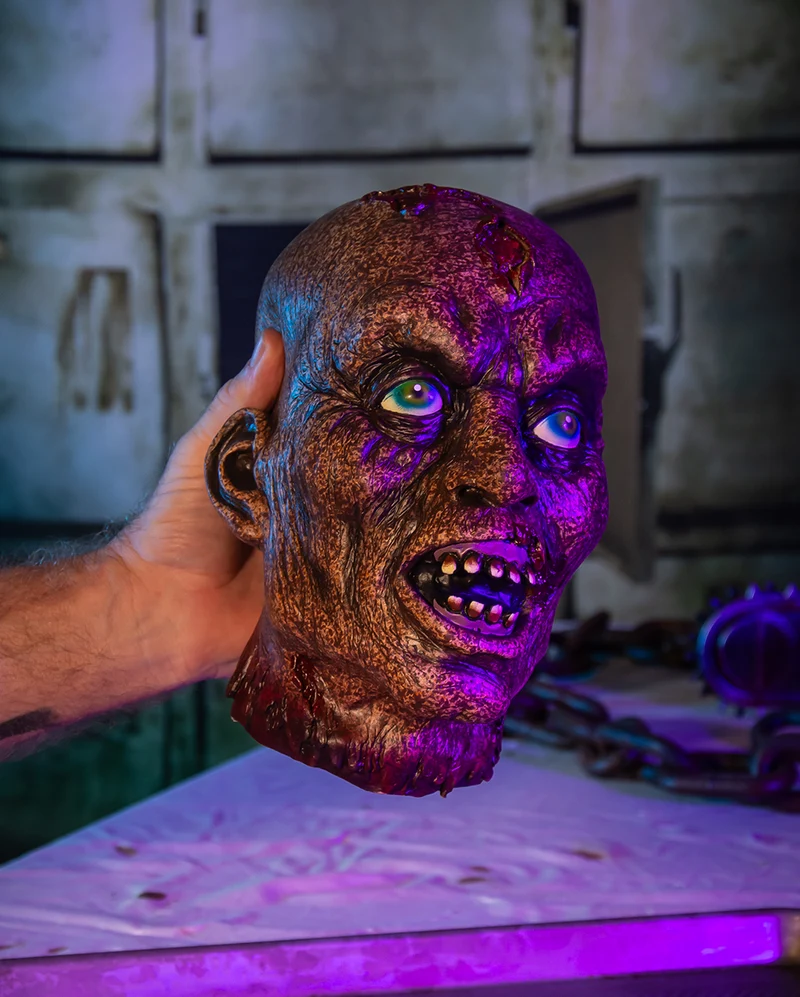 Verrotteter Zombieschädel als Halloween Deko 25cm