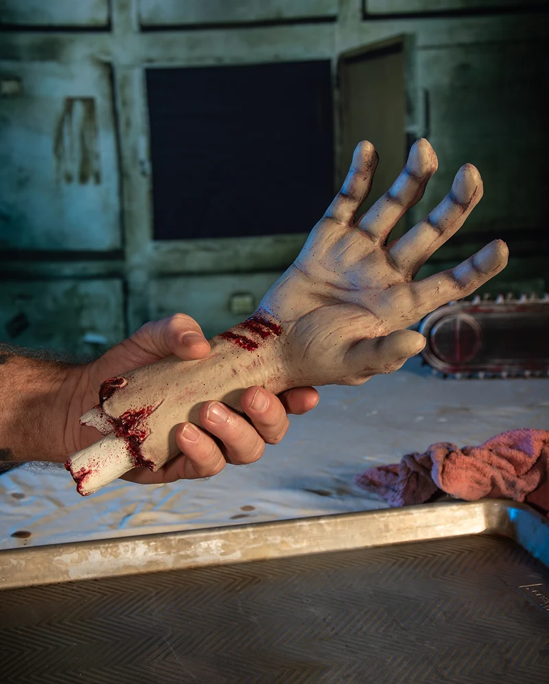 Abgetrennte Obduktions Hand mit Unterarm