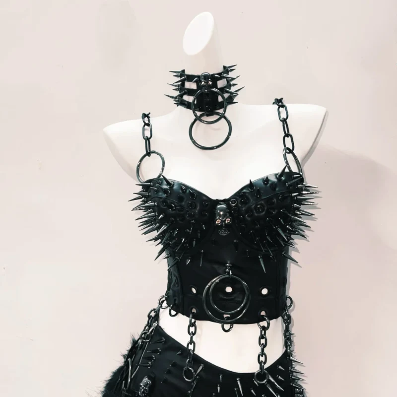 Rivet skull applique o ring cami top