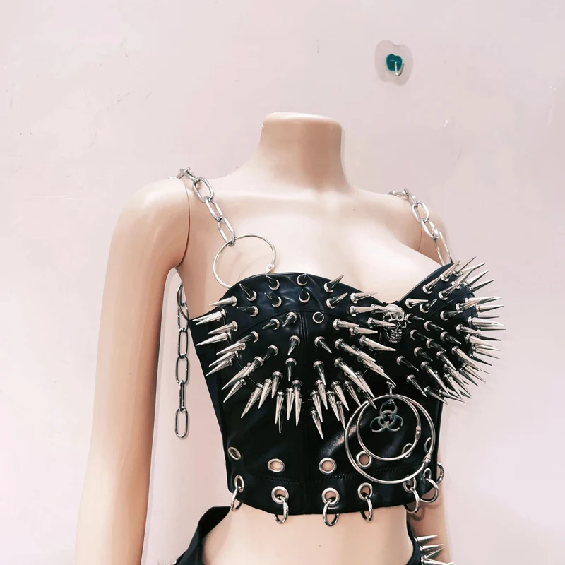Cut out o ring v neck rivet applique top