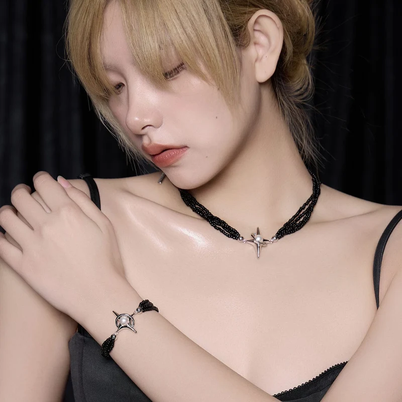 Mehrlagiges Perlen-Halsband mit Punk-Stern für Damen
