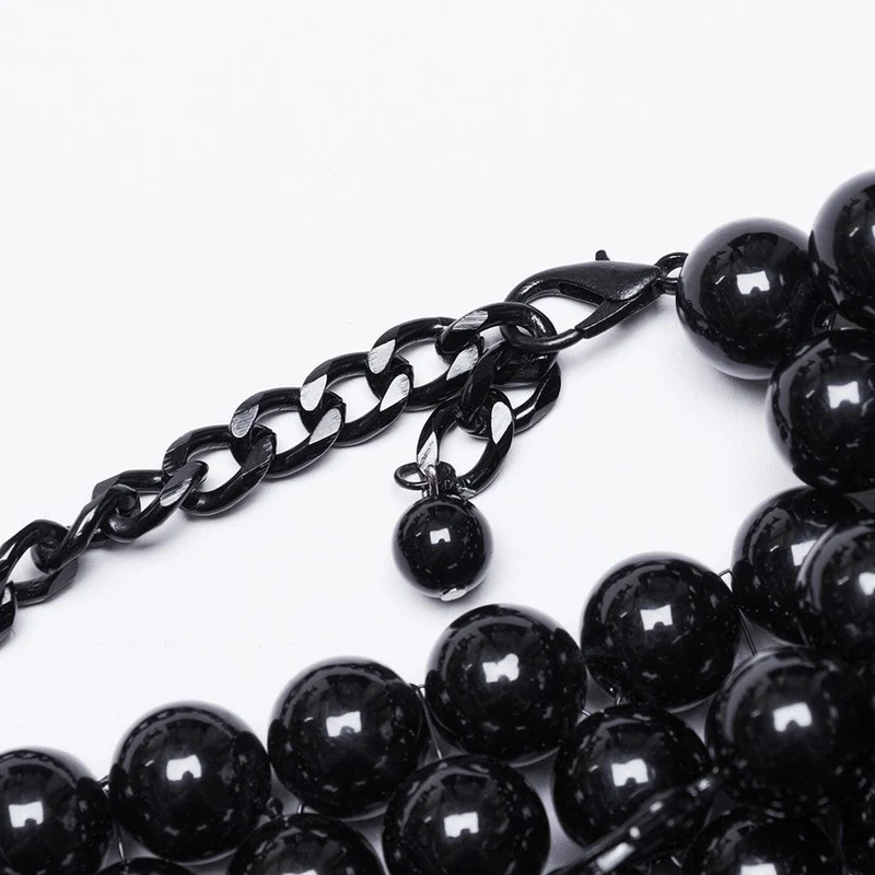 Damenhalsband mit Gothic-Totenkopf und Perlenbesatz