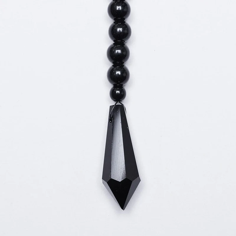 Damenhalsband mit Gothic-Totenkopf und Perlenbesatz
