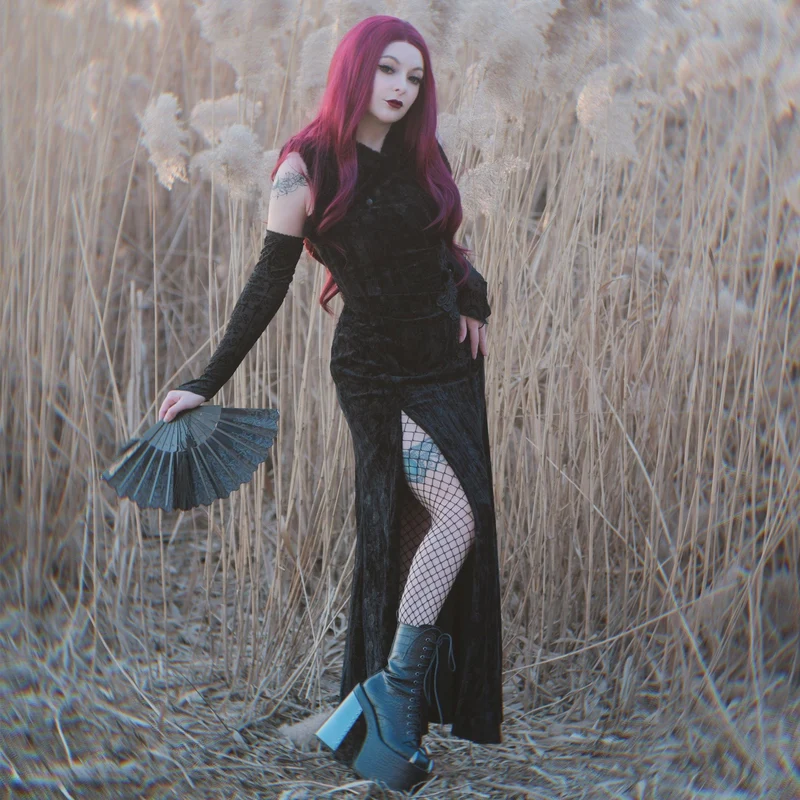 Gothic-Ballkleid aus geprägtem Samt mit Schlitz und Ärmelschonern für Damen