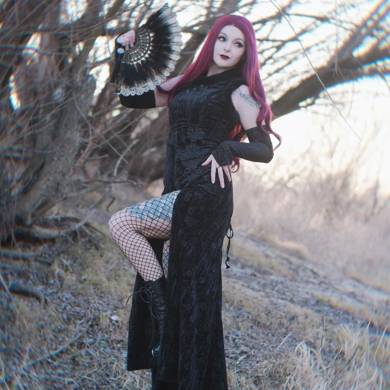 Gothic-Ballkleid aus geprägtem Samt mit Schlitz und Ärmelschonern für Damen