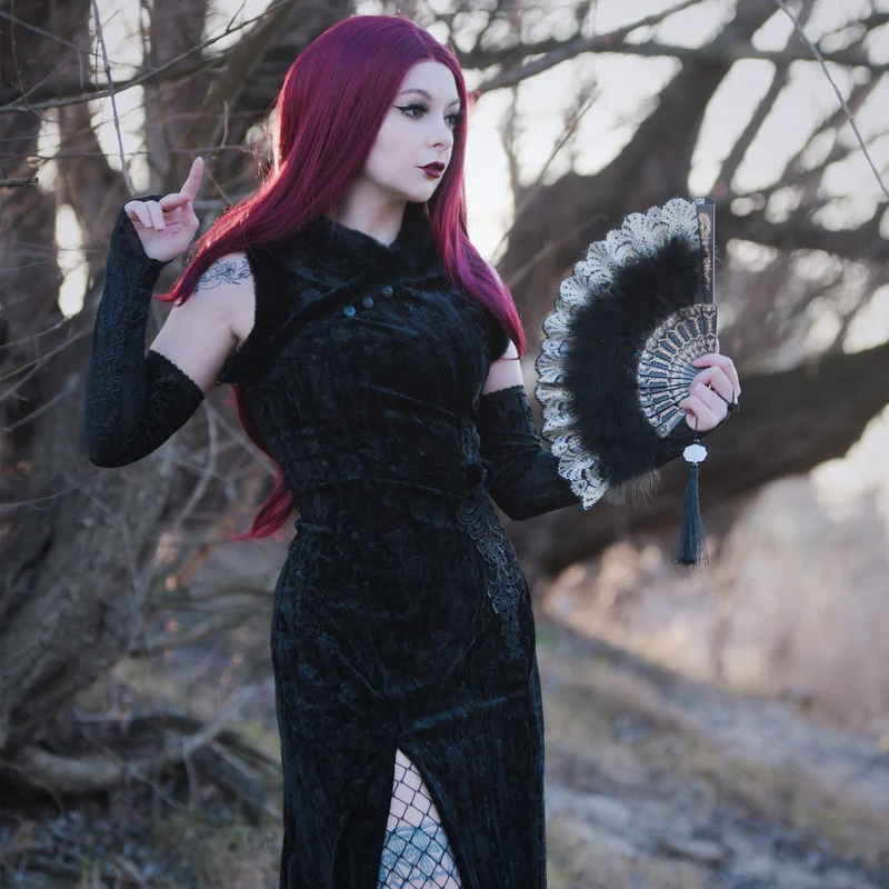 Gothic-Ballkleid aus geprägtem Samt mit Schlitz und Ärmelschonern für Damen