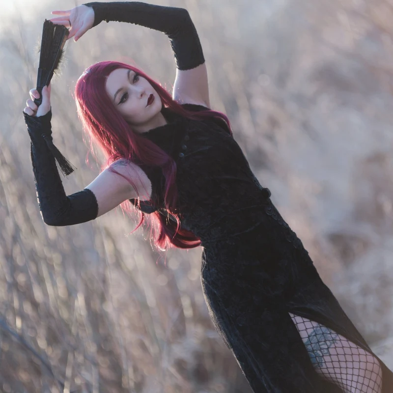 Gothic-Ballkleid aus geprägtem Samt mit Schlitz und Ärmelschonern für Damen
