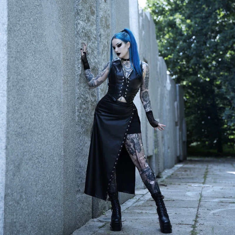 Damenrock aus Kunstleder mit Punk-Ösen und Schlitz