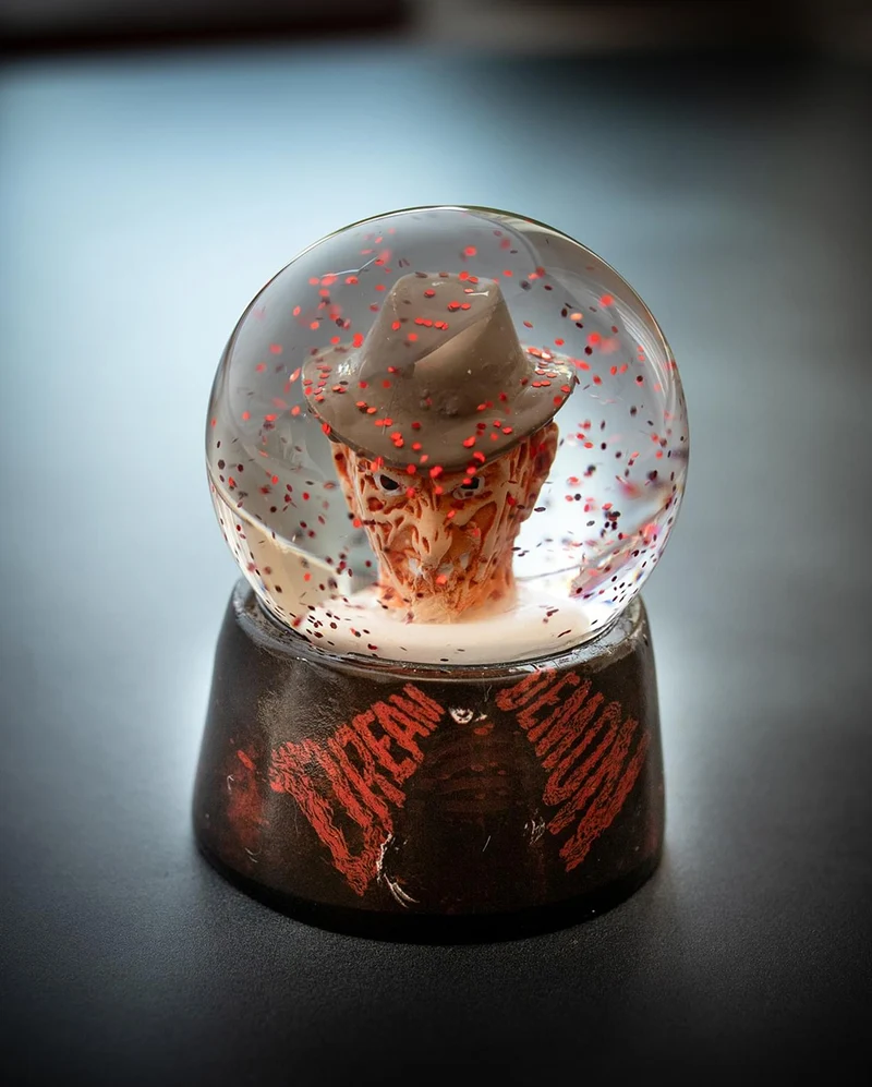 Nightmare On Elm Street Mini-Schneekugel mit Licht 5cm