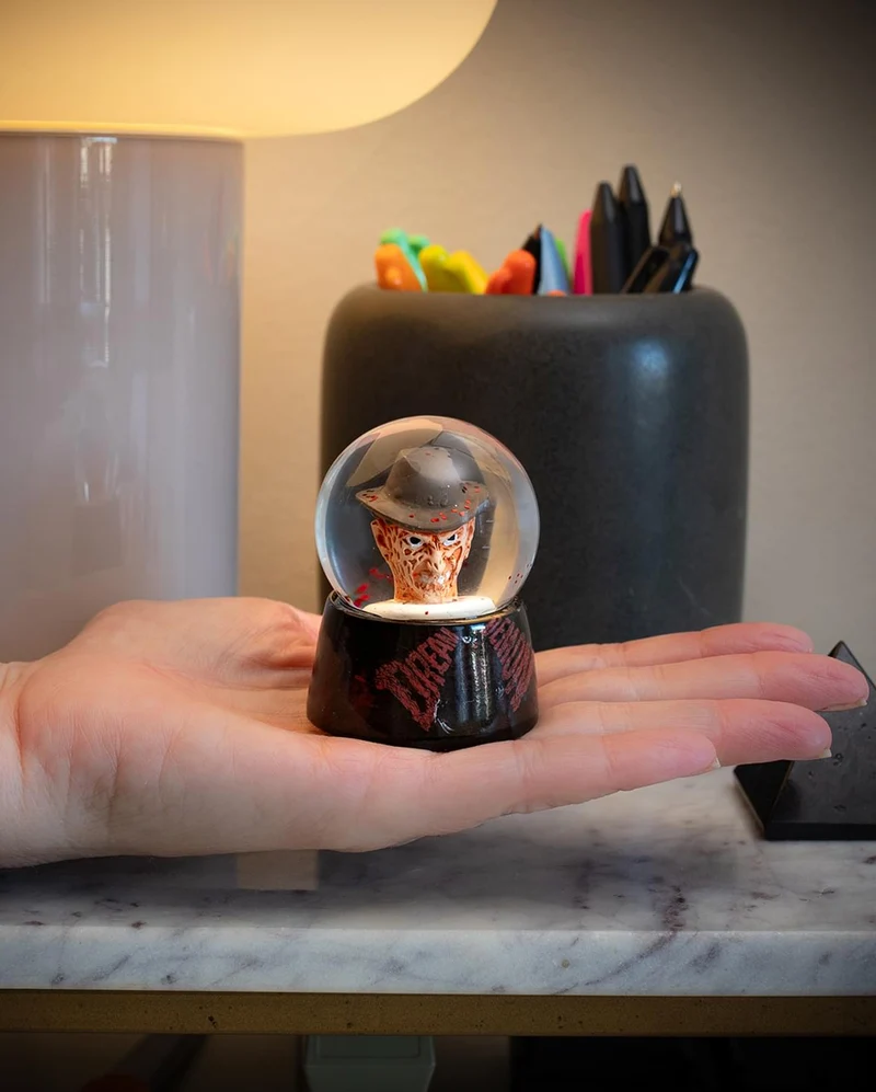 Nightmare On Elm Street Mini-Schneekugel mit Licht 5cm
