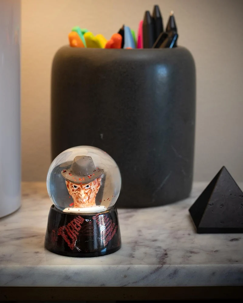 Nightmare On Elm Street Mini-Schneekugel mit Licht 5cm