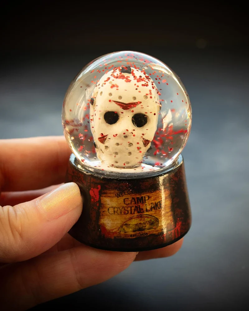 Friday the 13th Mini-Schneekugel mit Licht 5cm