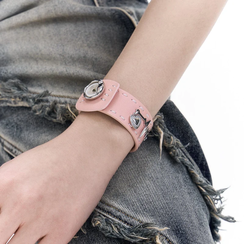 Damen-Armband aus Kunstleder mit Punk-Knöpfen