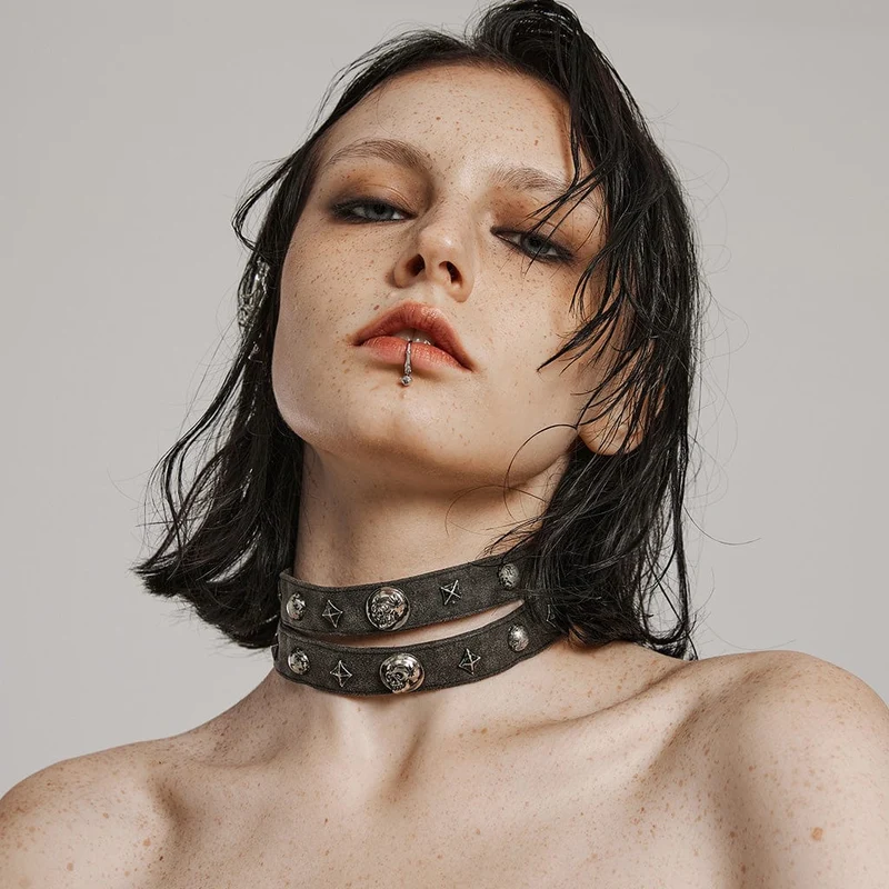 Damen-Halsband mit Punk-Schädel und Nieten und doppeltem Riemen