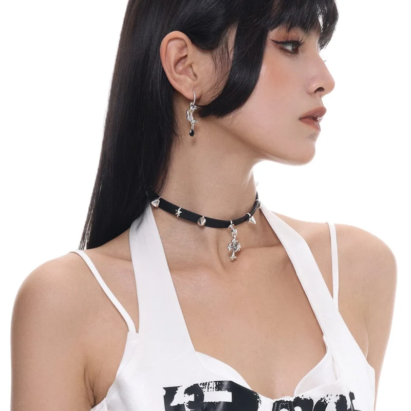 Punk-Halsband mit Kreuznieten für Damen