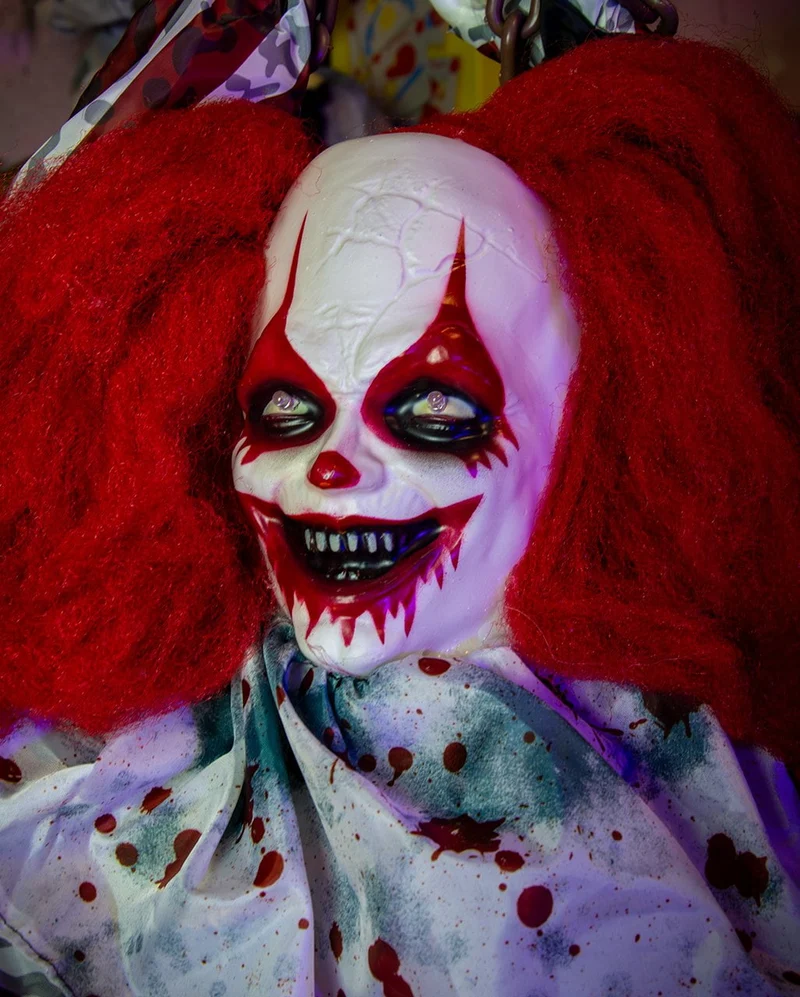 Freaky Horrorclown mit Schütteleffekt, Licht & Sound 155cm