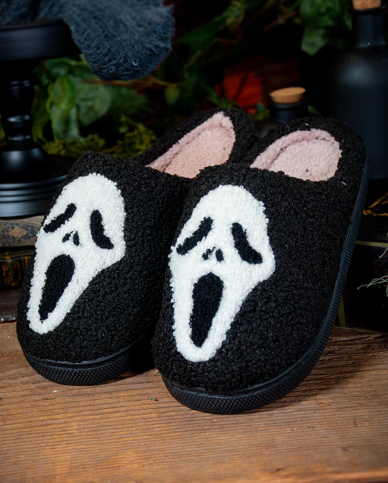 Flauschige Halloween Hausschuhe mit Geist als Motiv