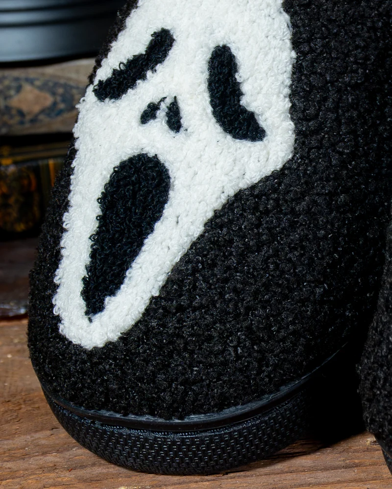 Flauschige Halloween Hausschuhe mit Geist als Motiv