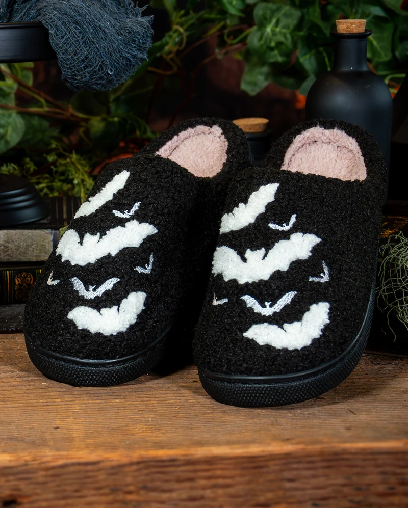 Flauschige Gothic Hausschuhe mit Fledermaus Motiv