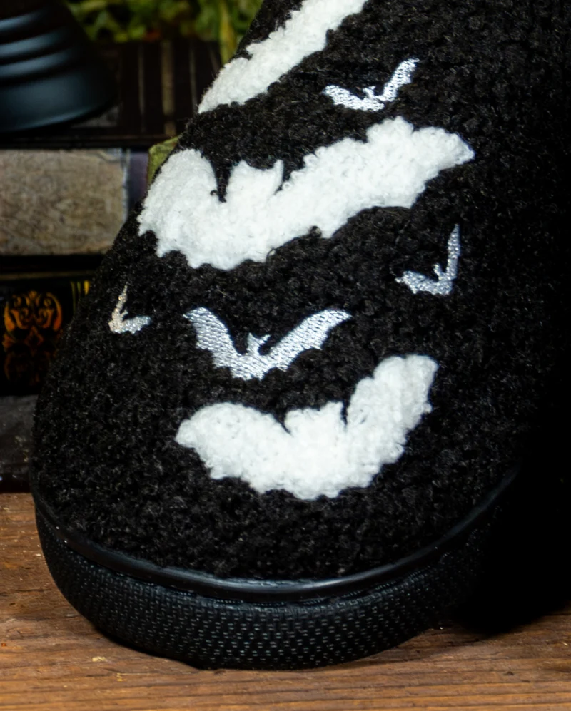 Flauschige Gothic Hausschuhe mit Fledermaus Motiv