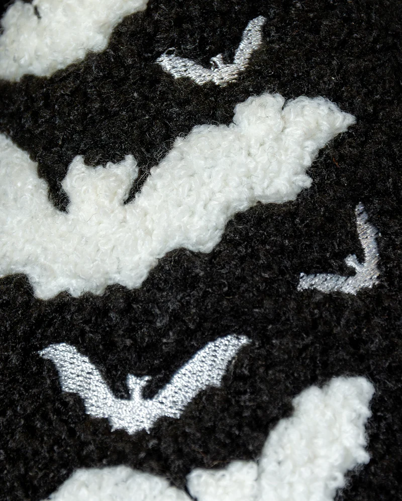 Flauschige Gothic Hausschuhe mit Fledermaus Motiv