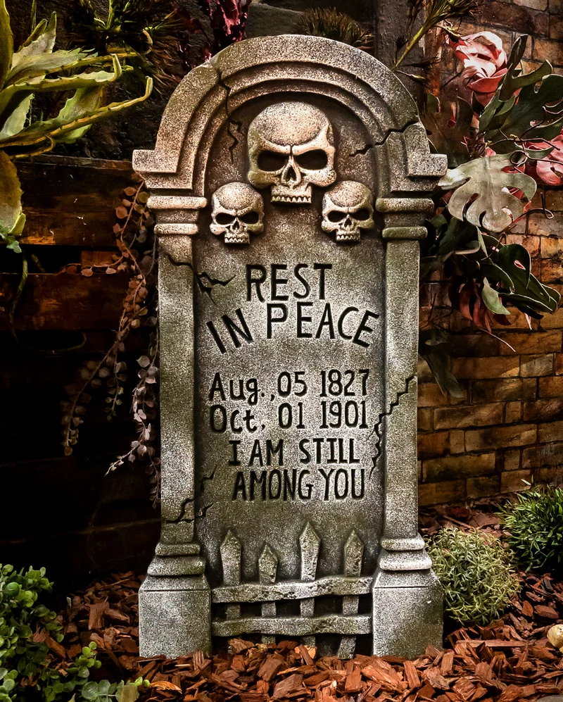 Halloween Grabstein mit 3 Totenköpfe & Inschrift 91cm