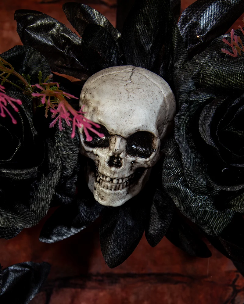 Halloween Türkranz mit Schwarzen Rosen & Totenköpfen 44cm Ø