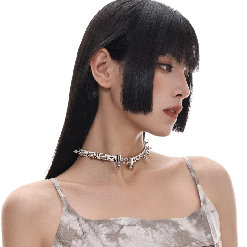 Damen-Halsband mit Grunge-Nieten und Leopardenmuster
