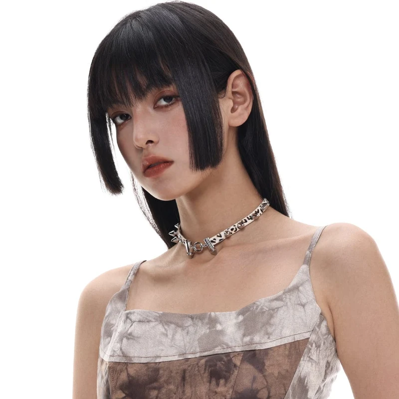 Damen-Halsband mit Grunge-Nieten und Leopardenmuster