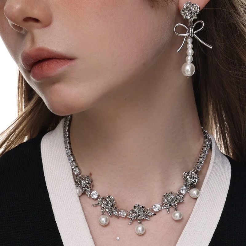 Damen-Ohrringe „Lolita“ mit Schleife und Rosenperlen
