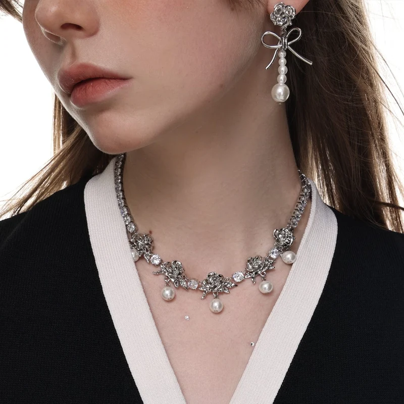 Damen-Halskette „Lolita“ mit Perlen aus Metall und Rosen
