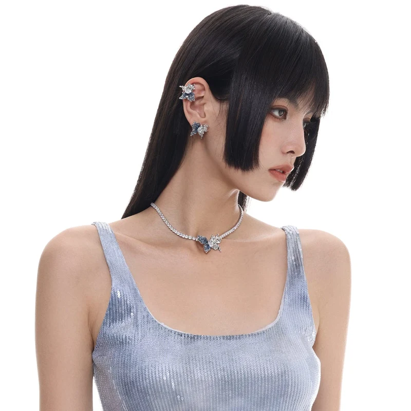 Damen-Halskette mit kontrastierendem Grunge-Schmetterling im Grunge-Stil