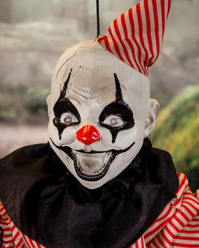 Zappelnder Horrorclown auf Schaukel Animatronic 70cm