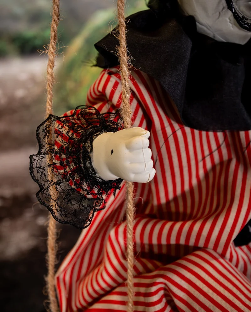 Zappelnder Horrorclown auf Schaukel Animatronic 70cm