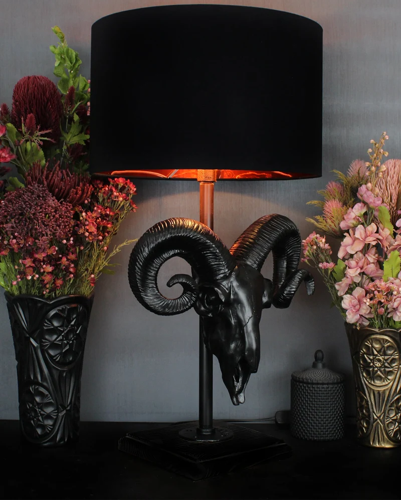 Schwarze Ram Skull Lampe mit Lampenschirm 68cm