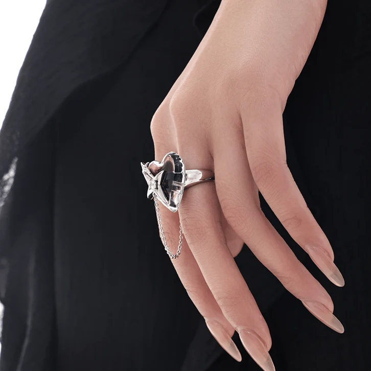 Damen-Kettenring mit Stern und Herz im Grunge-Stil