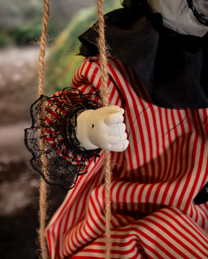 Schaukelnder Horrorclown Halloween Animatronic 70cm