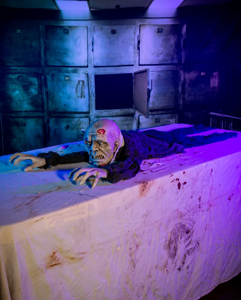 Kriechender Zombie mit Licht & Sound 140cm