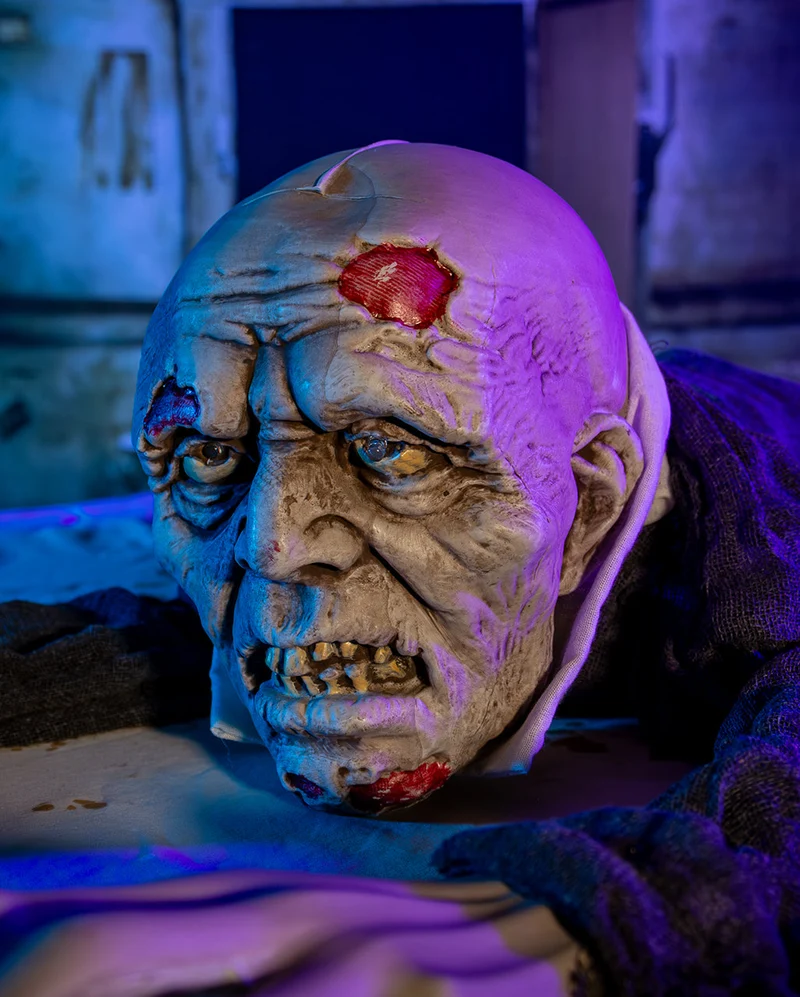 Kriechender Zombie mit Licht & Sound 140cm