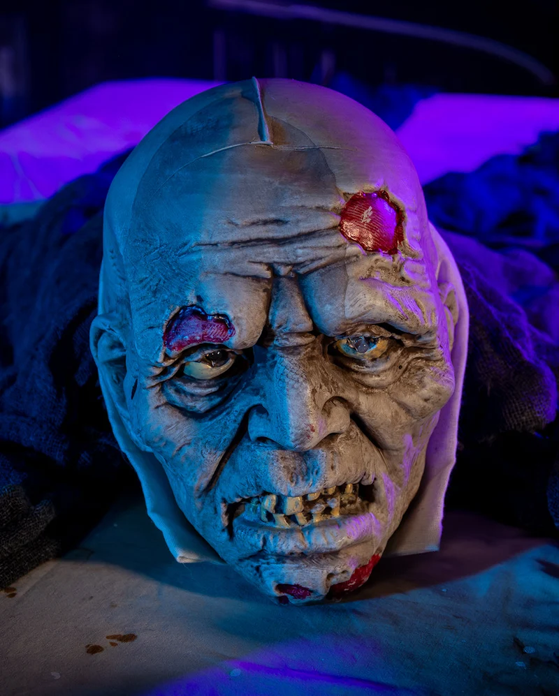 Kriechender Zombie mit Licht & Sound 140cm